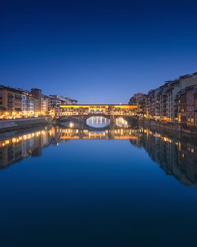 Blauw uur over de Ponte Vecchio brug in Florence. van Stefano Orazzini