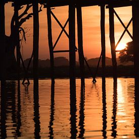 Zonsondergang bij de U-Bein Brug in Myanmar van Francisca Snel