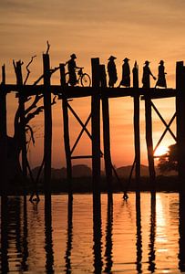 Zonsondergang bij de U-Bein Brug in Myanmar van Francisca Snel