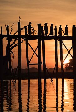 Zonsondergang bij de U-Bein Brug in Myanmar van Francisca Snel