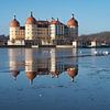 Schloss Moritzburg und sein Spiegelbild von Adriana Müller