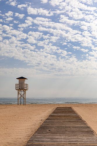 Wooden decking to lifeguard station by Enfocado Fotografia