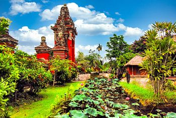 Hindu Tempel Taman Ayun mit Vegetation auf Bali Indonesien