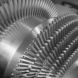 Abstracte industreële zwart wit fotografie. Turbine van Peter Venema