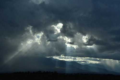 Dreigende wolken boven Pinaleno Mountains