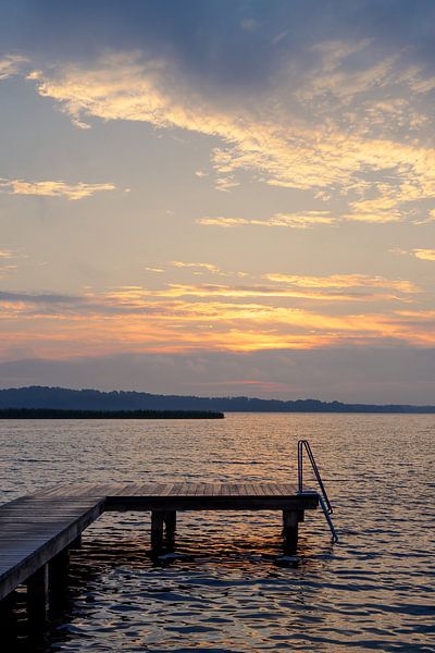 Lever de soleil à Seedorf am Schaalsee avec ponton de baignade par Rico Ködder