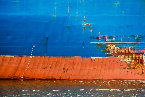 De scheepsromp met al haar verhalen in de haven.