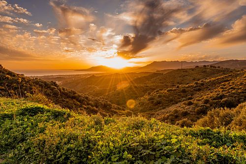 De beaux rayons de soleil sur la mer et les montagnes sur Dafne Vos