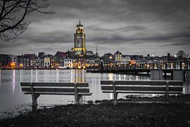 Die Skyline von Deventer von der Bank aus gesehen in Schwarzweiß von Jaimy Leemburg Fotografie