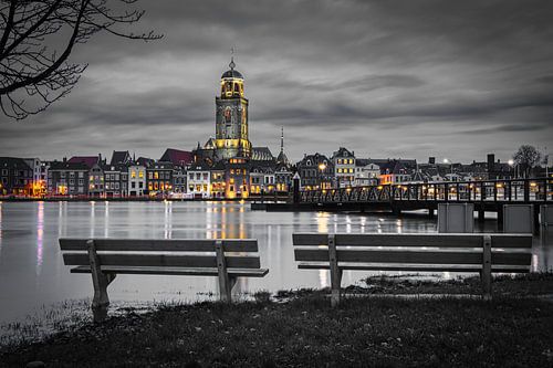De Deventer skyline gezien vanaf de bank in zwart-wit