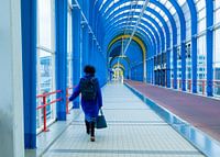 Vrouw in blauwe jas op Mandelabrug