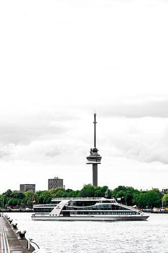 Een rondvaartboot op het water met de Euromast op de achtergrond. Dit moet Rotterdam zijn. van Koen Lipman
