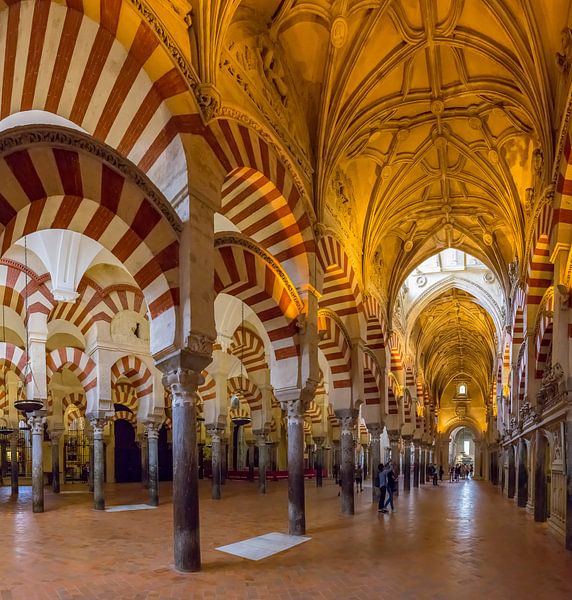 Die Kolonnade der Moschee - Kathedrale, Mezquita Catedral de Cordoba, Andalusien, Spanien von Rene van der Meer