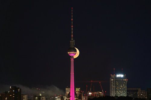 Tour de télévision de Berlin avec la lune en arrière-plan