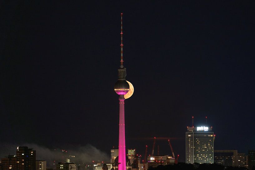 Berliner Fernsehturm mit Mond im Hintergrund von Sven Schleider