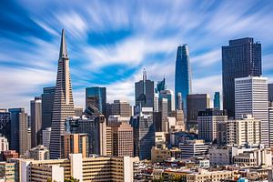 Downtown San Francisco Californie USA avec nuages en mouvement