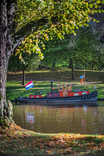 Le petit bateau à vapeur "Feint" accoste dans le jardin du Prince à Leeuwarden. par Harrie Muis