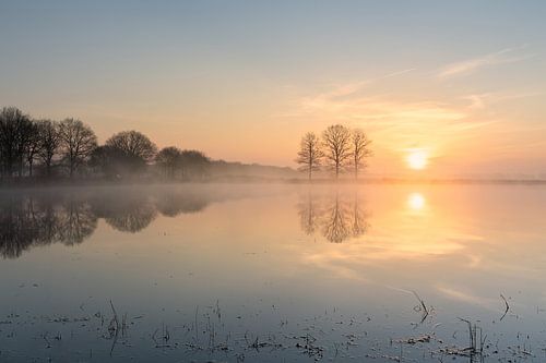 Zonsopkomst boven het water