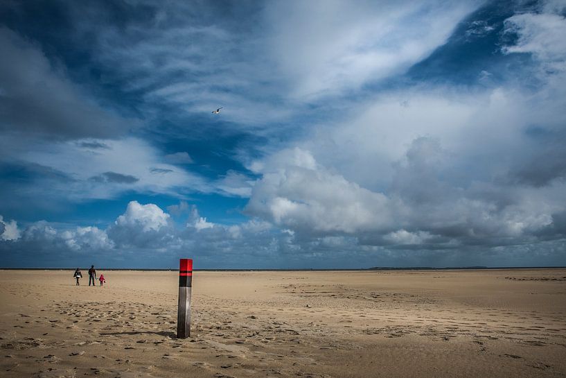 Walking on the beach von Guus Quaedvlieg