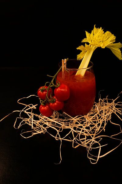 Tomaten-Gin-Cocktail mit Staudensellerie und Strauchtomaten von Babetts Bildergalerie