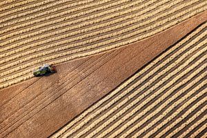 Luftaufnahme eines Landwirts bei der Getreideernte in Donderen in Drenthe