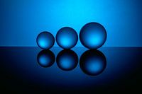 Glaskugeln auf glänzendem Hintergrund