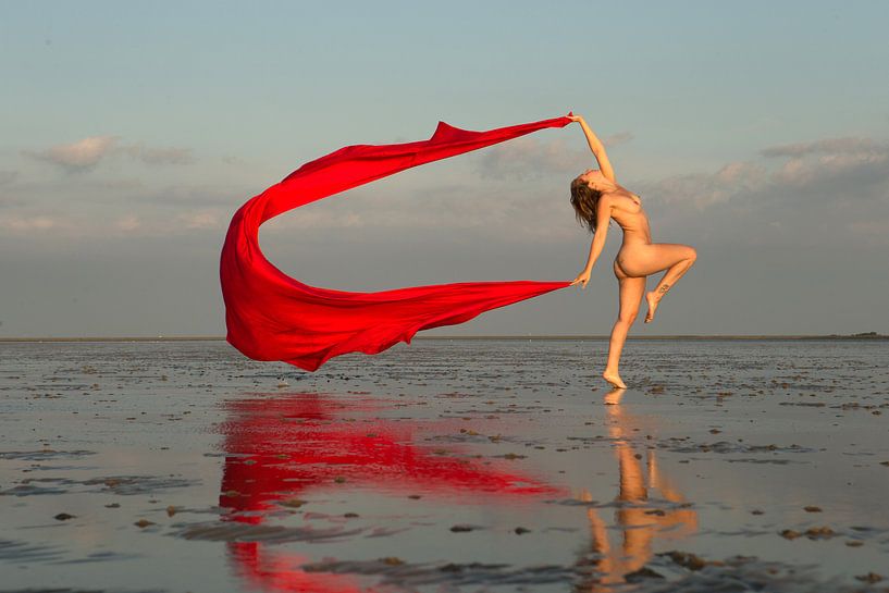 Mit rotem Tuch nackt auf dem Wattenmeer bei Sonnenuntergang von Arjan Groot