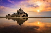 Reflexion während des Sonnenuntergangs am Mont Saint-Michel von Dennis van de Water Miniaturansicht