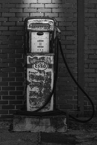 De oude benzinepomp - zwart en wit