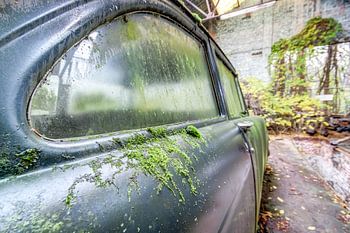 Verlassenes Auto in Garage.