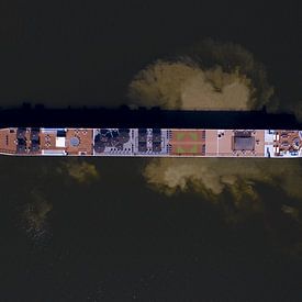 Cruise schip op het ijsselmeer van Bram Oostdijk