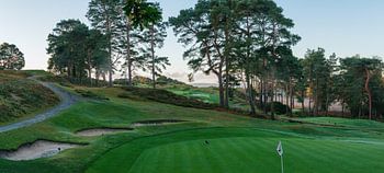 Golfplatz in der Dämmerung.