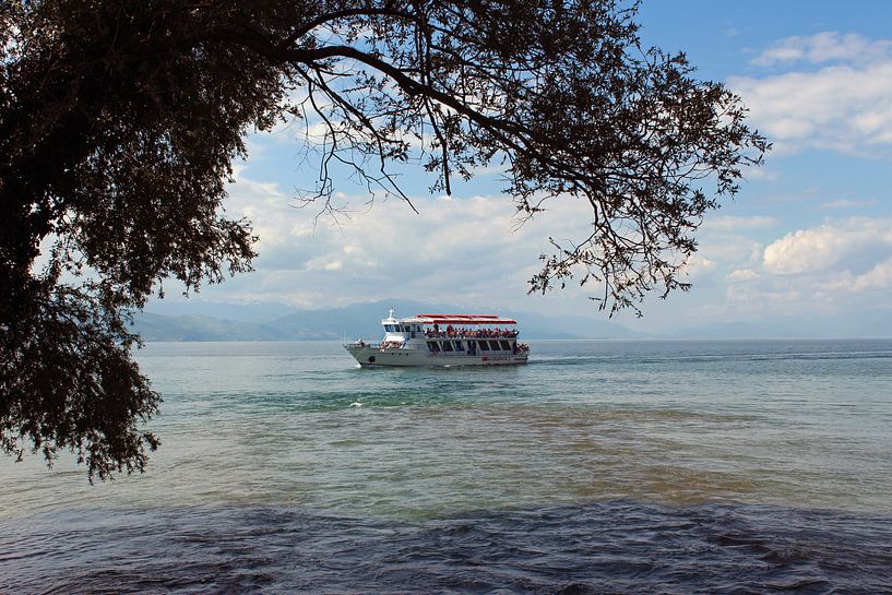 Doorkijk over het meer van Ohrid, Macedonie van Paul Franke