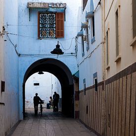 Steegje in de medina van Rabat, Marokko van Jeroen Knippenberg