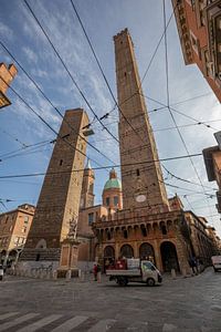Les deux tours (Le due Torri : Garisenda e degli Asinelli) dans le centre de Bologne, en Italie.