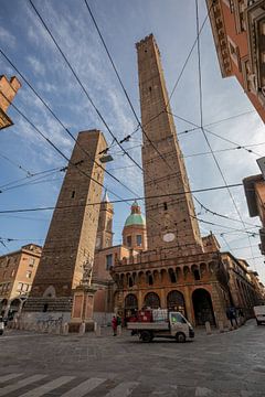 De Twee torens (two towers / Le due Torri: Garisenda e degli Asinelli ) in centrum van Bologna, Ital van Joost Adriaanse