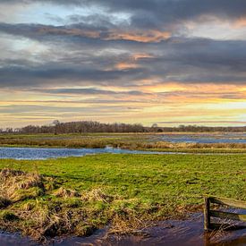 Landschap Gasterse Diep tijdens zonsondergang van Henk van den Brink