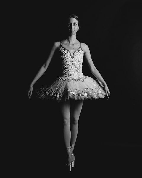 Balletttänzerin mit weißem Tutu in Schwarz und Weiß stehend 01 von FotoDennis.com | Werk op de Muur