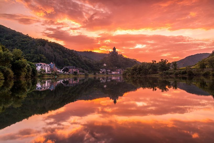 Sunset in Cochem van Ilya Korzelius