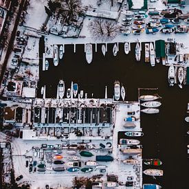 Boote im Hafen von Nieuwedam Amsterdam, Luftbildaufnahme über Wasser von Mike Helsloot