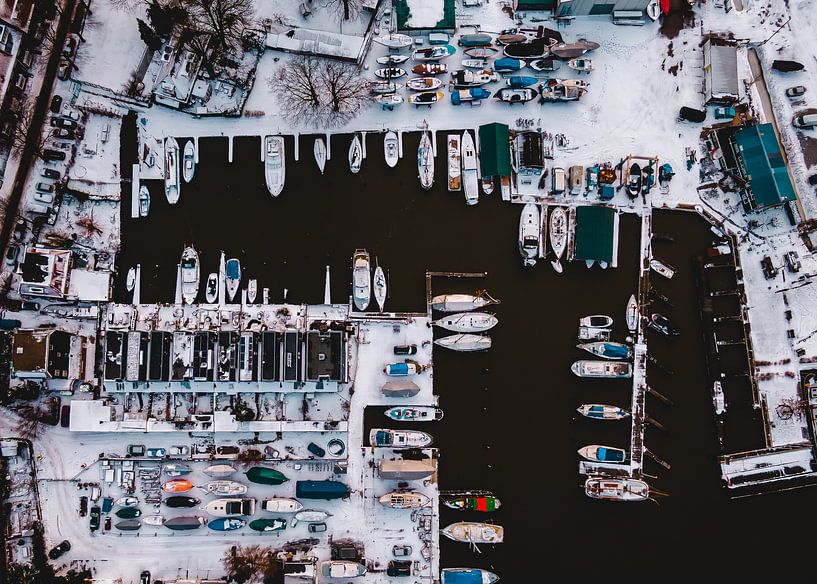 Boote im Hafen von Nieuwedam Amsterdam, Luftbildaufnahme über Wasser von Mike Helsloot