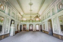 Verlassener Palast mit einem Balkon