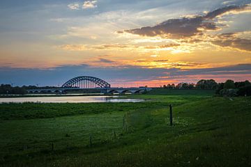 zonsondergang IJsselbrug Zwolle van Jan Willem Oldenbeuving