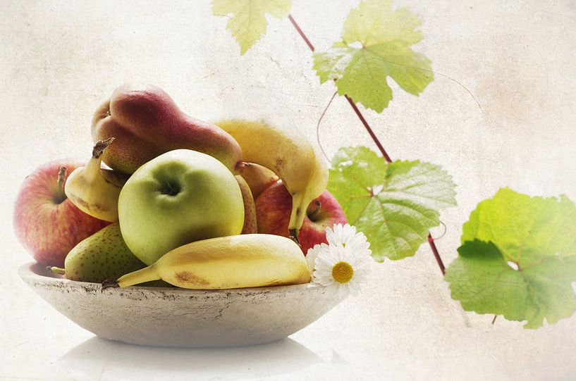 Obstschale mit frischen Äpfeln, Bananen, Weintrauben und Pfirsiche von Tanja Riedel
