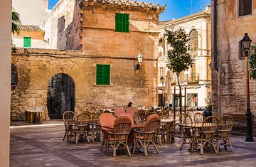 Idyllisch restaurant in het oude mediterrane stadje Manacor op Mallorca, Spanje Balearen van Alex Winter