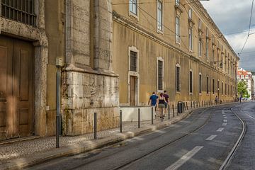 Une rue portugaise typique de Lisbonne. sur ingrid schot