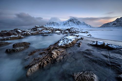 Een ijzige ochtend op het strand van Skaksanden - Lofoten op zijn best