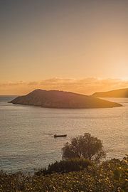 Fischerboot bei Sonnenuntergang in Tuerredda, Sardinien