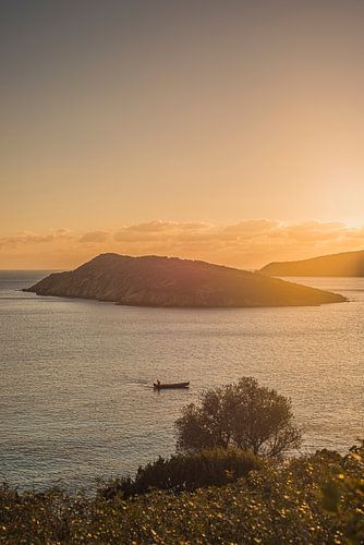 Vissersboot bij zonsondergang in Tuerredda, Sardinië