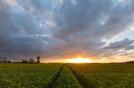 Zonsondergang bij de luchtwachttoren van Warfhuizen van Ron Buist thumbnail